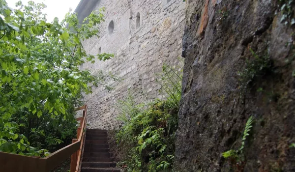 2_Kyburg_Ringmauer.jpg