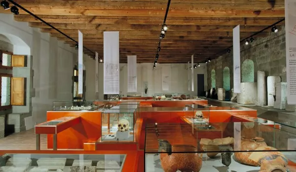 Château d'Yverdon_salle avec des collections d'objets.jpg