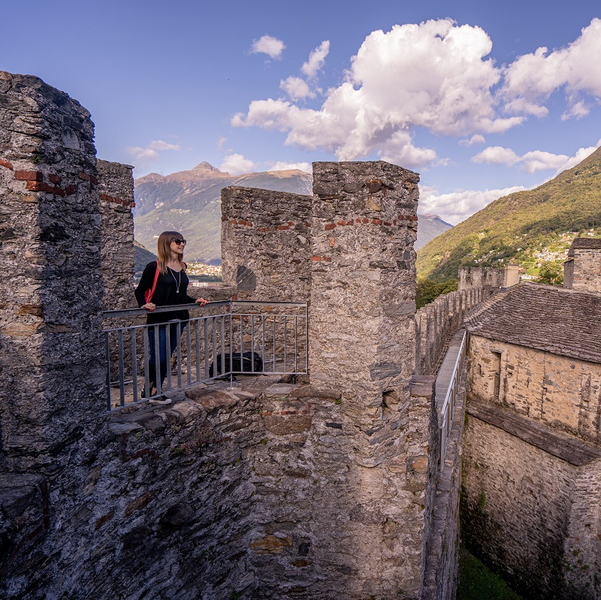 Castello Sasso Corbar in Bellinzona. Frau auf Schloss geniesst Aussicht.