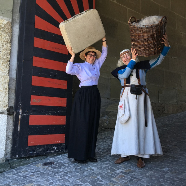 Zwei Frauen mit Körben im Eingangstor zum Schloss Burgdorf.