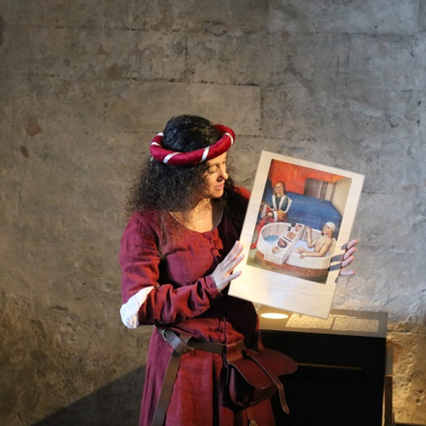 Frau mit Plakat im Schloss Chillon