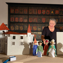 Frau mit verschiedenen Puppen beim Puppentheater auf Schloss Landshut