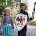 Zwei Kinder verkleidet. Das Mädchen als Prinzessin und der Junge als Ritter.